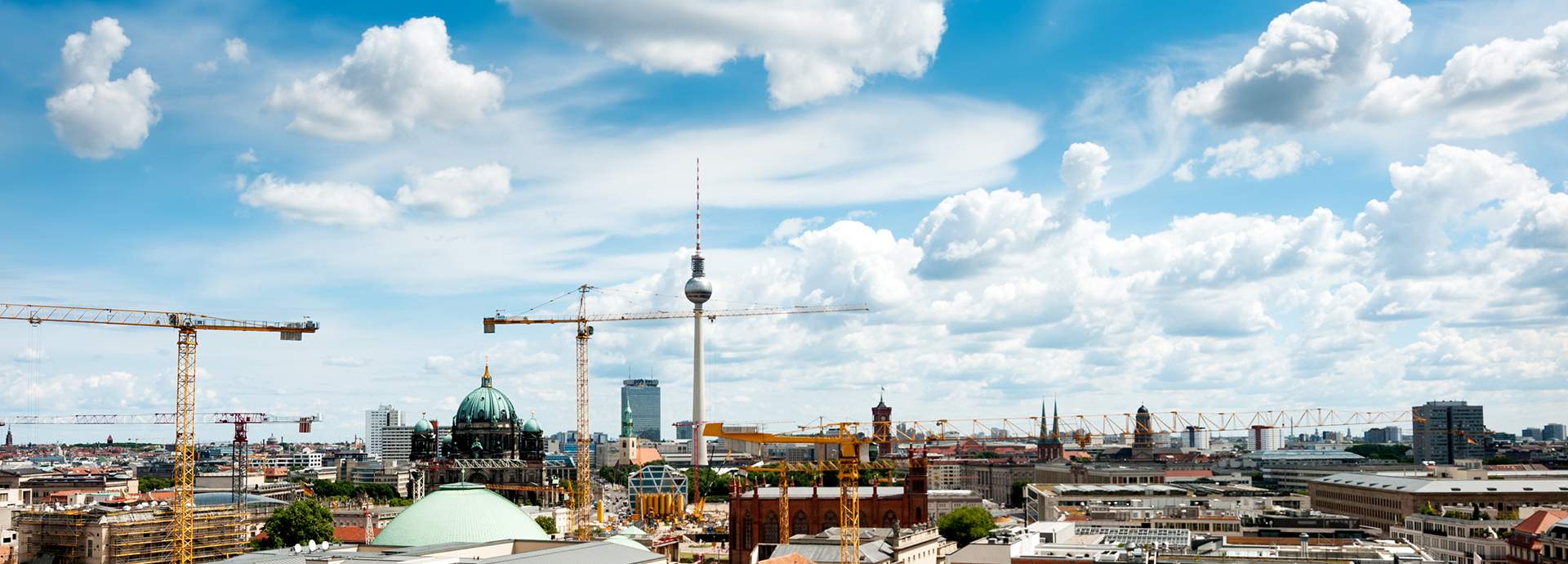 Skyline von Berlin mit zahlreichen Baukränen aus der Baubranche